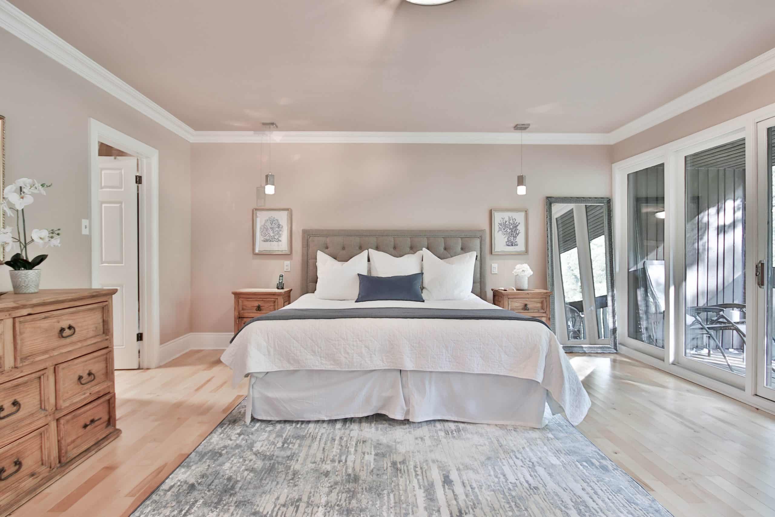 An image of a master bedroom that has been staged to sell in Oakland or East Bay.