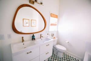An image of a bathroom that has been staged to attract potential homebuyers and investors in the Oakland and East Bay area.