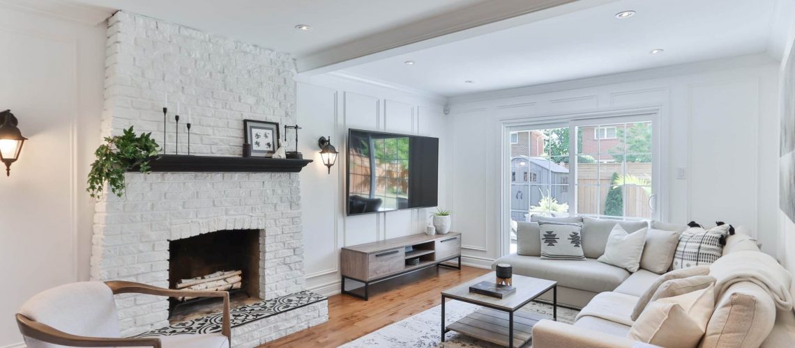 An image of a living room that has been staged to attract Oakland real estate investment pros, homebuyers, and sellers.